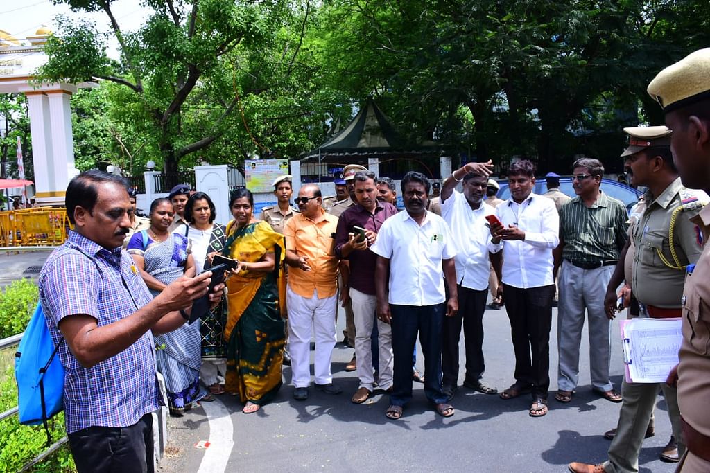 'பள்ளிக்கல்வித்துறை மீது ஆசியர்களுக்கு அதிருப்தி மேல் அதிருப்தி' - பின்னணி என்ன?!